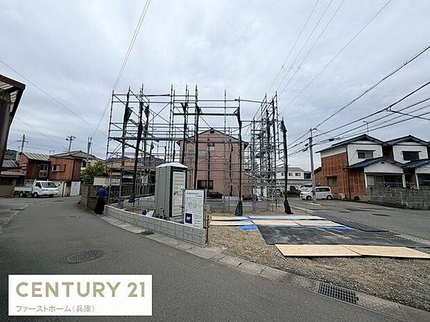 閑静な住宅街に位置する前面道路が広々としています。ゆとりあるスペースで車の出入りもスムーズです。整った街並みが印象的です。現地写真から周辺環境の様子がよく分かります。