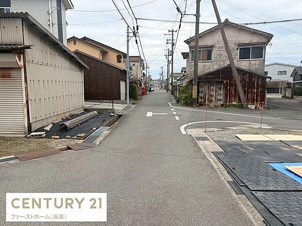 落ち着いた住宅街に位置しており周囲は静かな環境です。前面道路は見通しが良く車や歩行者の通行にも適しています。道路幅もしっかり確保されているため車両の出入りも安心です。現地の状況が分かりやすい写真です。