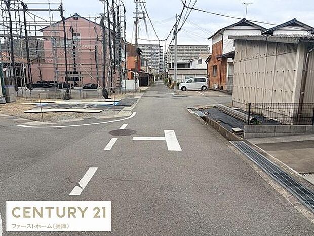 前面道路は幅員があり車の出入りがしやすい環境です。敷地へのアクセスもスムーズに行えます。周辺は静かな住宅地となっております。現地写真から周囲の様子をしっかり確認できます。