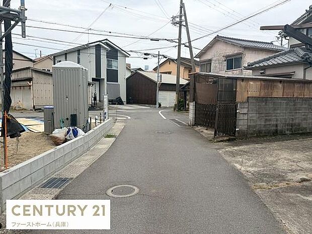 落ち着いた住宅街に位置しており前面道路の幅員も確保されています。周辺は車通りが少なく静かな環境です。現地の様子が写真からもしっかり確認できますので詳しい状況をぜひご覧ください。