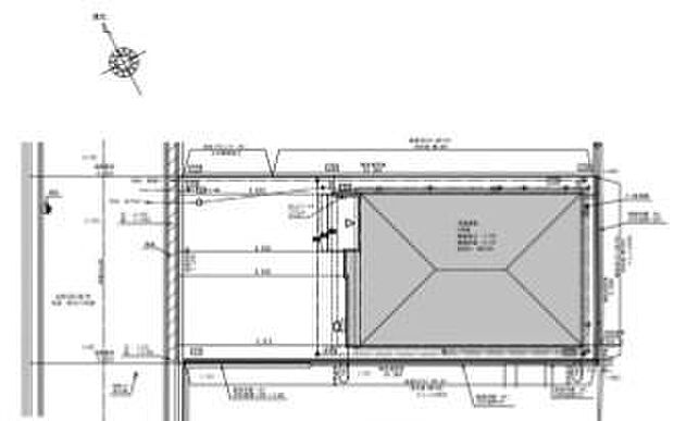 建物配置や外構計画が一目でわかる区画図です。各寸法が記載され土地の形状や建物の配置を確認できます。道路との接道条件も明確です。敷地全体の使い方をイメージしやすい内容です。