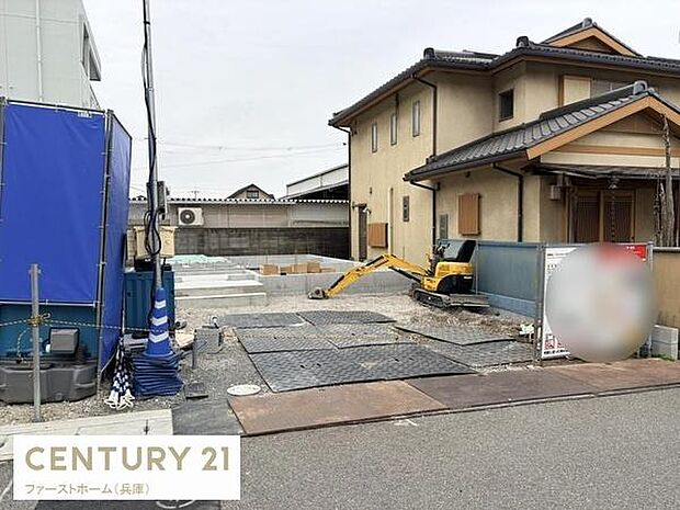 造成工事が進行中の現場写真です。周囲にはすでに住宅が建ち並んでおり生活環境が整った地域です。道路に面したアクセスも良好で現場の様子が分かりやすい写真です。
