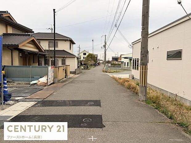 前面道路はゆったりとした幅員が確保されており車の出し入れもスムーズに行えます。舗装された道路で安心して通行可能です。周囲には住宅が立ち並び落ち着いた雰囲気が感じられます。