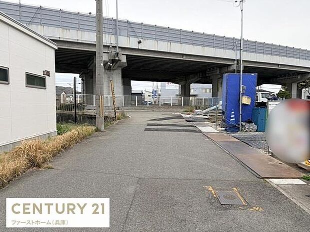 前面道路は幅があり車両の通行にもゆとりが感じられます。周辺に視界を遮るものが少なく開放感が得られる環境です。舗装も整っており日々の移動が快適に行えます。周辺施設へのアクセスも便利な立地です。