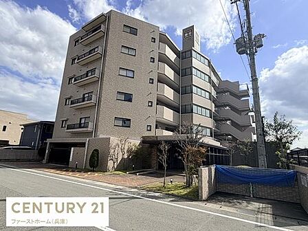 シンプルで落ち着いた外観が特徴的な建物です。開放感のあるバルコニーが目を引きます。周辺の景観とも調和した印象です。外観からしっかりとした造りがうかがえます。アクセスしやすい立地に建っています。