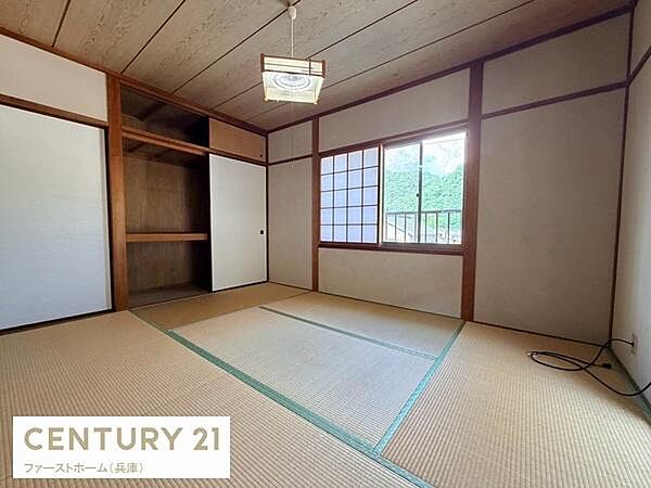 和室の寝室は自然光が優しく入る落ち着いた空間です。広々とした畳が心地よい印象を与えます。収納も設けられておりすっきりとした暮らしが可能です。窓からの眺めも開放感があります。
