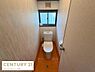 トイレ：換気用の窓が設けられているため空気の入れ替えがしやすいトイレです。シンプルな造りで清潔感があります。タンク上部に手洗いスペースも備わっています。壁や床は落ち着いた色合いでまとめられています。