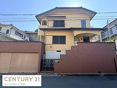 外観:重厚感のある外観が印象的です。広々とした敷地に配置された建物が存在感を放ちます。門扉やガレージ付きで安心感があります。落ち着いた色合いの壁が上品な雰囲気を醸し出します。 外観:重厚感のある外観が印象的です。広々とした敷地に配置された建物が存在感を放ちます。門扉やガレージ付きで安心感があります。落ち着いた色合いの壁が上品な雰囲気を醸し出します。