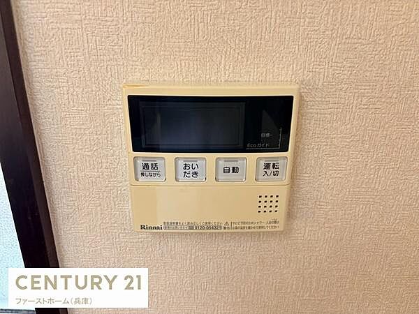 壁に設置された操作パネルは使いやすい配置になっておりシンプルなデザインが特徴です。各種ボタンが明確で日常の操作も快適です。液晶表示付きで視認性も良く状態が一目で分かります。