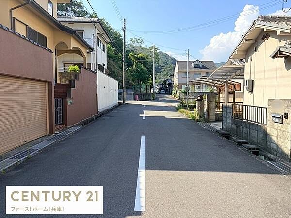 前面道路が広く車の出入りもしやすい環境です。周囲には住宅が並び落ち着いた雰囲気が感じられます。緑も近く自然を身近に感じる立地です。空が広く開放感のある景観が魅力です。