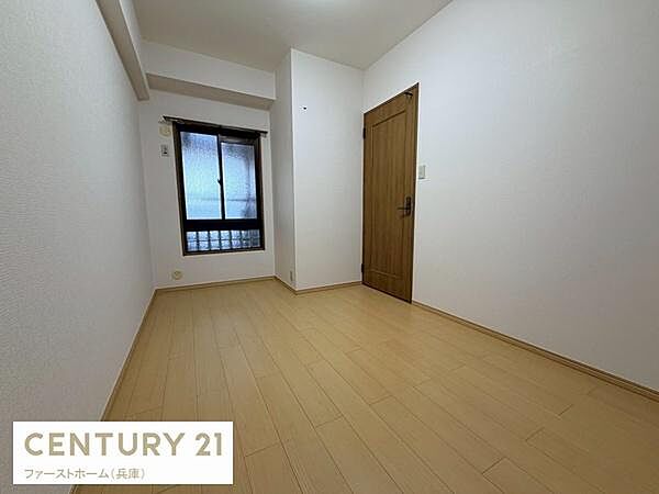 シンプルな壁と明るい床が特徴の子供部屋です。コンパクトな空間で使い勝手が良く家具の配置もしやすい造りになっています。窓からの自然光が程よく入り落ち着いた雰囲気が広がります。