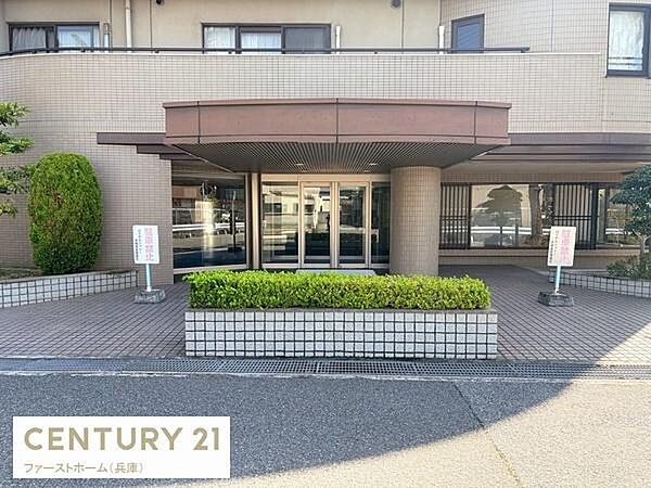 広々としたエントランスが住まいに落ち着いた雰囲気をもたらします。植栽が丁寧に整えられており清潔感のある空間です。ガラス扉が開放感を演出し明るい印象を与えます。雨除けのひさしもあり利便性が感じられます。