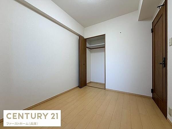ナチュラルな木目調の床が特徴でお部屋にあたたかみを感じられます。収納スペースも確保されておりすっきりとした空間が広がります。シンプルな内装でお好みに合わせてアレンジしやすいです。
