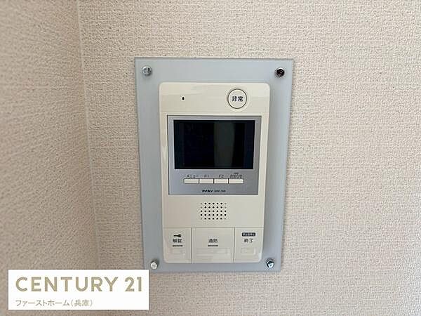 モニター付きインターホンが設置されています。来訪者が映像で確認できるのは安心感があります。壁にしっかりと固定されており使い勝手も良好です。シンプルなデザインが空間に調和しています。
