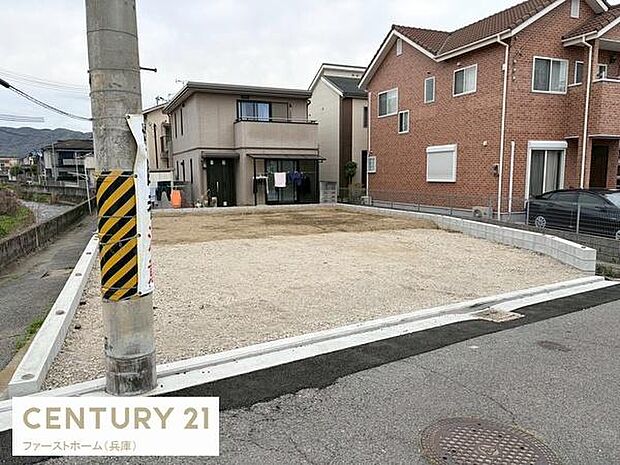 広々とした区画で余裕を持って車の出し入れができます。前面道路が広いため駐車もスムーズです。周囲は住宅街で落ち着いた環境が特長です。コンクリートブロックで囲まれていてスペースの境界が分かりやすいです。