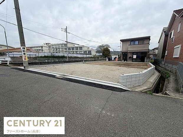 前面道路がしっかりと舗装されており敷地内へのアクセスがスムーズです。現地には整備された更地が広がっています。周辺には住宅が立ち並び落ち着いた街並みを感じられます。建築プランも検討しやすい土地形状です。