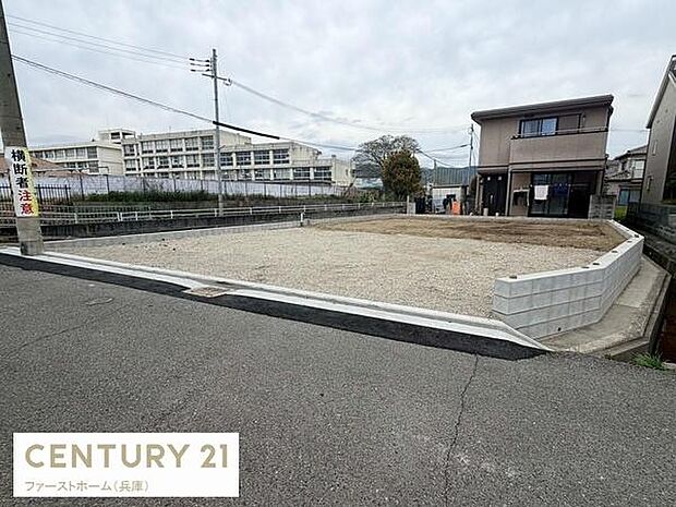 現地からの眺望は開放感のある景色が広がっています。前面道路との高低差が少なく車の出入りもしやすい立地です。周囲に建物が少なく圧迫感を感じにくい環境です。敷地は整形地で活用しやすい形です。