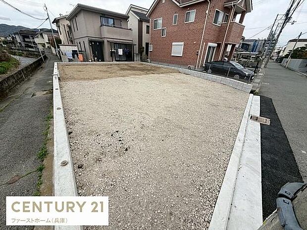 住宅街に位置する落ち着いた土地です。前面道路との高低差が少なく車の出入りがスムーズに行えます。周辺には戸建て住宅が建ち並び整然とした印象です。建築条件に合わせたプランニングが可能です。
