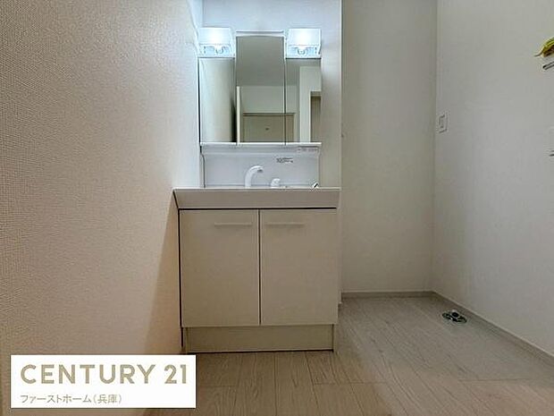 シンプルなデザインの洗面台で空間がすっきりとまとまっています。明るい照明が手元を照らし日常使いにも便利です。収納スペースも確保されているので整理しやすいです。清潔感のある床材が特徴的です。