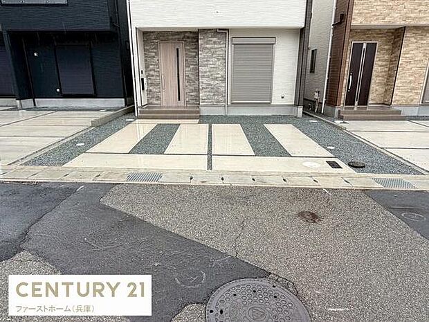 幅広いスペースが確保された駐車場です。前面道路から直接アクセスでき日々の車の出し入れがスムーズに行えます。駐車区画が分かりやすく整えられており車2台分がゆったりと駐車可能です。