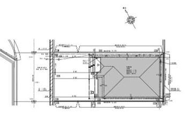 主要な寸法や敷地の形状が一目で分かる区画図です。建物の配置や隣地との位置関係も確認できます。建築計画を検討しやすい情報が整っています。方位が明記されているので日当たりのシミュレーションにも役立ちます。