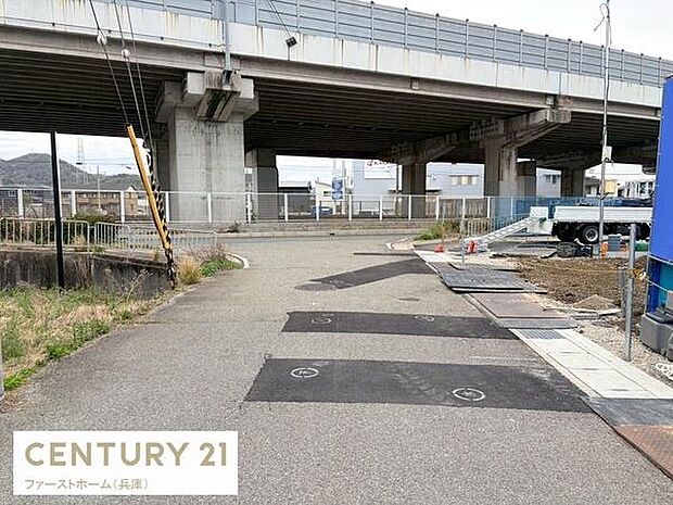 前面道路は広々としており車の出入りがしやすい環境です。周囲には視界を遮るものが少なく開放感があります。歩道も整備されており安心して移動できます。現地はアクセスのしやすさが感じられます。