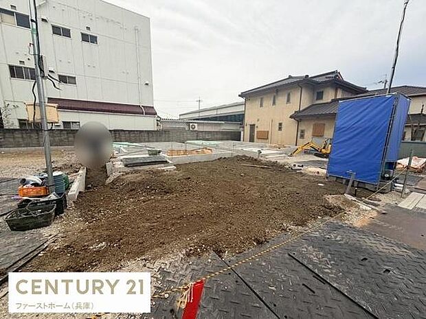 更地のため建築プランの自由度が高い敷地です。周囲には住宅が並び落ち着いた雰囲気が感じられます。前面道路も整備されていますので出入りがしやすい点も特長です。現地確認もスムーズに行えます。