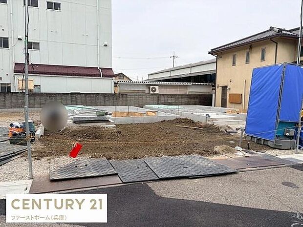 現地からの眺望は周囲に建物が広がり視界が開けた印象です。周辺の建物の外観や距離感も確認しやすい立地です。落ち着いた雰囲気の住宅街ならではの環境が感じられます。実際の街並みや隣接地の様子も把握できます。
