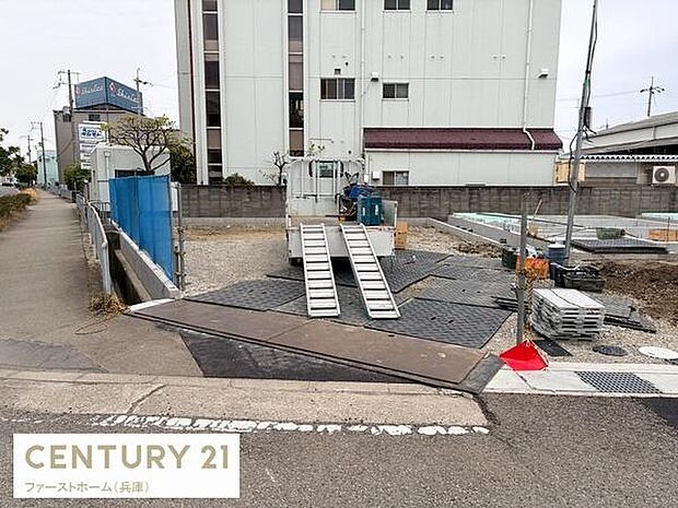 出入りしやすい駐車場スペースです。周辺道路も広く駐車がしやすい設計となっています。隣地とも十分な距離が確保されていますので安心です。舗装の状態も良好です。多様な用途に対応可能な駐車場となっています。