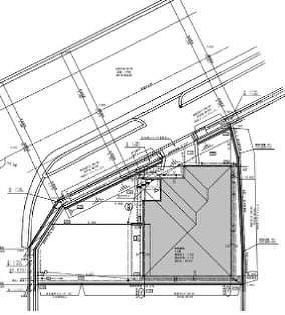 区画図には道路との接道状況や敷地の形状が詳細に記載されています。建物と敷地の配置関係が一目で分かります。敷地の広さや周辺道路との関係を把握しやすくなっています。建物の配置や駐車スペースも確認できます。