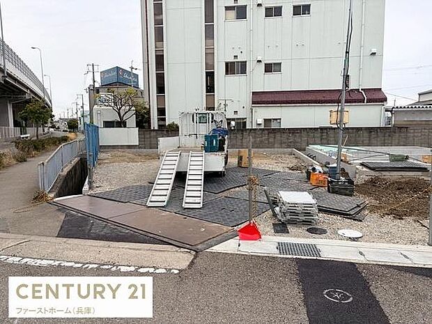 整備された敷地が広がり建築やその他の用途に幅広く対応できます。道路に面しており車両の進入もスムーズです。周囲はフェンスで囲まれており安心感があります。重機や資材が配置されており作業がしやすい環境です。