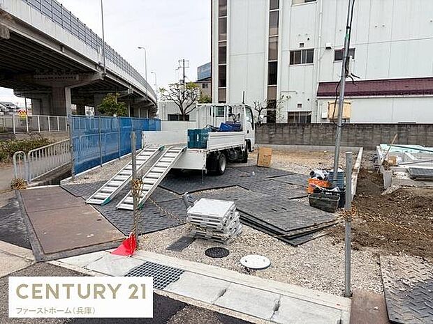 現地からは周辺の道路や建物の様子がしっかりと見渡せます。敷地内は広々としたスペースが確保されています。日当たりや風通しも良好な印象です。生活動線もしっかりと考えられた配置になっています。
