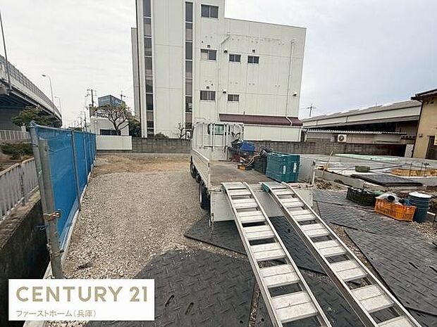 整った敷地により多様なレイアウトが検討しやすい土地です。周囲も整備されていて作業や移動もスムーズに行えます。車両の出入りがしやすい環境が魅力です。周辺には利便性のある施設も見られます。