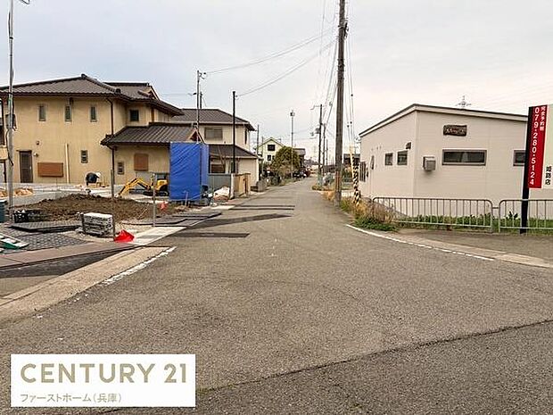 前面道路は広々としており車の出入りがしやすい環境です。周囲は落ち着いた住宅街で静かな雰囲気が感じられます。周辺には新しい住宅も見られ整った印象があります。道路の舗装状態も良好です。
