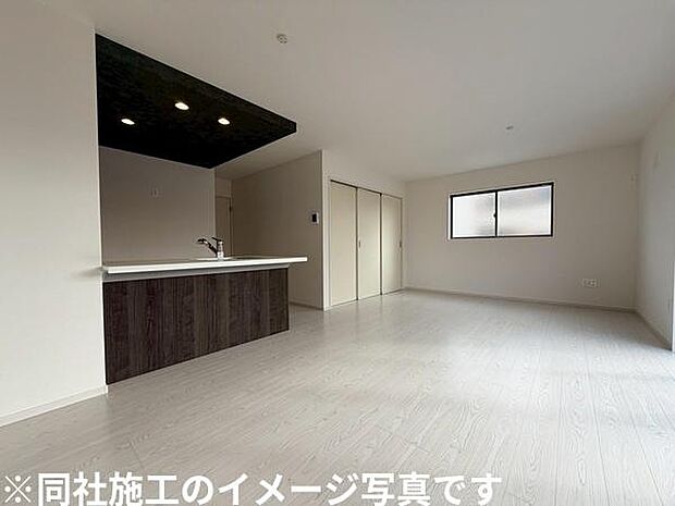 明るく開放感のあるリビングです。白を基調とした内装が空間を広く感じさせます。キッチンと一体感のあるデザインが魅力的です。収納スペースも充実しています。