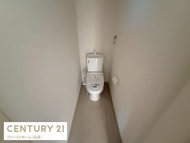 清潔感のあるトイレです。余計な装飾がなくすっきりとした空間となっています。床材がナチュラルな色合いで落ち着いた雰囲気です。ウォシュレット機能が備わっています。シンプルなデザインでお手入れしやすいです。