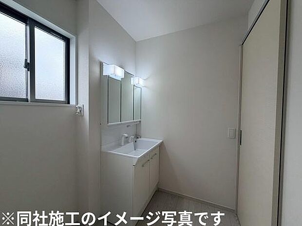 清潔感のある洗面台はシンプルなデザインで空間にすっきりとした印象を与えます。窓からの自然光が室内をやわらかく照らし洗面所全体が明るく見えます。鏡の上部には照明が設置されており朝の支度にも便利です。