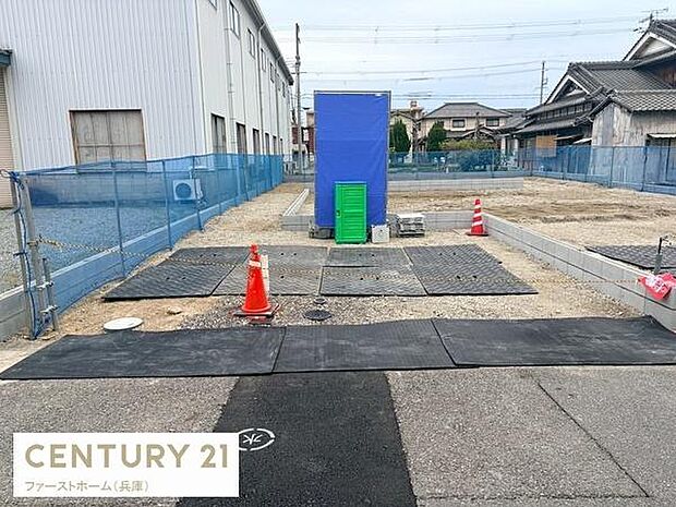 広々としたスペースが確保されており駐車がしやすい設計です。区画整理が整っていて車の出し入れもスムーズに行えます。周囲にはフェンスが設置されているため安心してご利用いただけます。