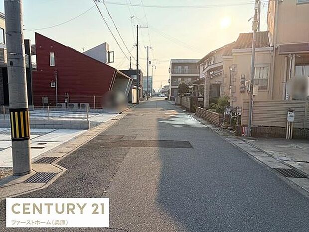 前面道路は幅員があり車の出入りもしやすい環境です。現地は周辺に住宅が並んでおり整った街並みが広がっています。道路面には電柱や側溝なども整備されています。現地写真から明るい雰囲気を感じられます。
