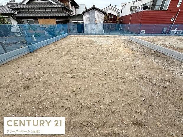 整形地で使いやすい土地形状です。周囲には住宅が立ち並び落ち着いた環境が広がっています。建築プランも立てやすい広さが魅力です。前面道路も広く車の出入りがしやすいです。