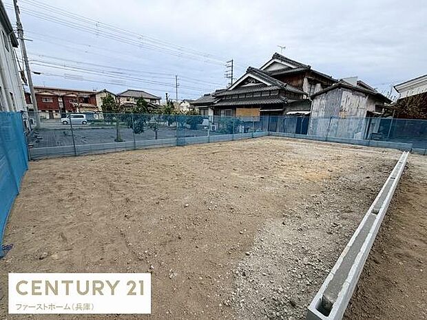 敷地内からは周辺の落ち着いた住宅街の様子が見渡せます。開放感のある現地からの眺望が広がっています。近隣には住宅や道路があり静かな環境が感じられます。