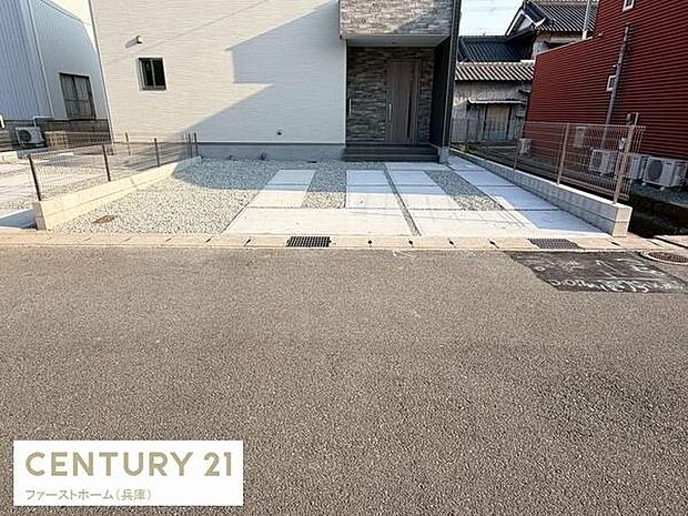 駐車スペースが広く車の出し入れがしやすい配置です。敷地内にはしっかりとした舗装が施されているため車の汚れも気になりにくいです。フェンスで区画が分かれておりしっかりと管理されています。