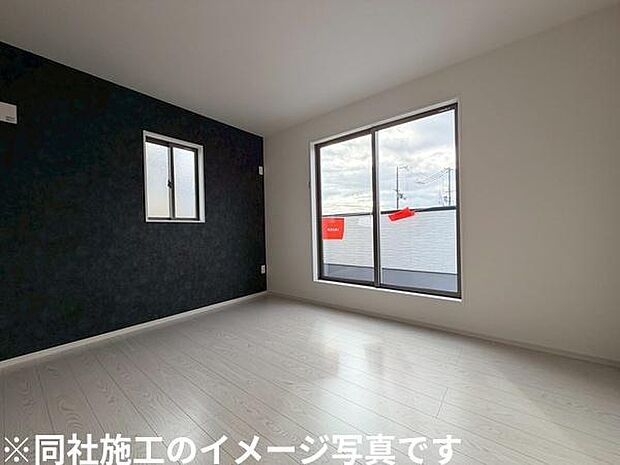 二面採光で室内が自然光に包まれます。白を基調とした床が空間を広く感じさせます。アクセントクロスがシンプルな中に個性をプラスします。窓からの眺めも開放的です。