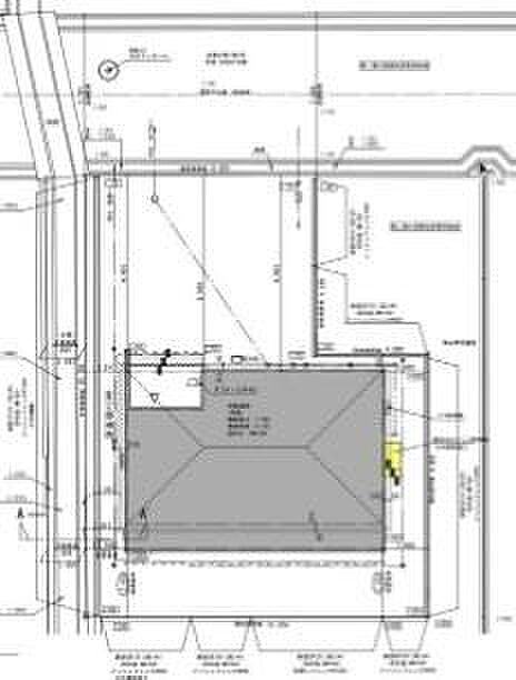 区画図には敷地の形状や配置が明確に示されています。各境界線や接道の位置も分かりやすいです。建物と敷地のバランスが一目で把握できます。区画の広さや隣接する道路の確認にも便利です。
