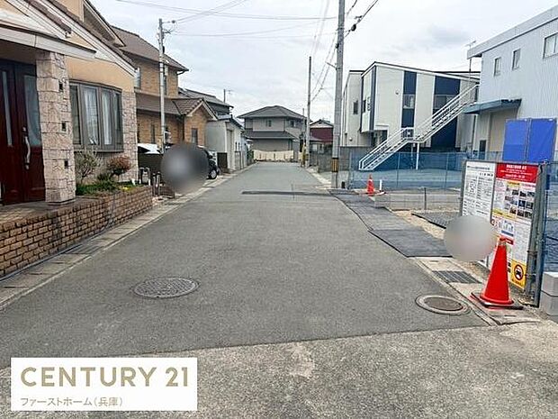 前面道路はゆとりある幅員で車同士のすれ違いも安心して行えます。周囲には戸建て住宅が立ち並び落ち着いた環境です。舗装が行き届いており毎日の出入りも快適に行えます。道路沿いには歩道も整備されています。