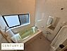 浴室：大きな窓から光が入り明るいバス空間が広がっています。浴槽が広めでゆったりとした造りです。壁や床は手入れがしやすい素材が使われています。シャワーや鏡も設置されており快適に使用できます。
