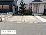 駐車場：駐車スペースが2台分確保されており車を複数台所有している方に便利です。前面道路からの出し入れもスムーズに行えます。車を停めやすいフラットな設計が特徴です。雨の日も安心の舗装が施されています。