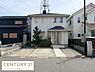 その他：シンプルで落ち着いた外観が特徴の住宅です。広めの駐車スペースがあり利便性に優れています。正面の植栽がさりげなくアクセントとなっています。周囲は整然とした街並みが広がっています。