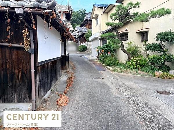 周辺には落ち着いた雰囲気の住宅が並び緑も感じられる前面道路です。道幅は車の通行も可能な広さで歩道の段差も少なく移動がしやすい印象です。歴史を感じる建物と調和した街並みが特徴です。