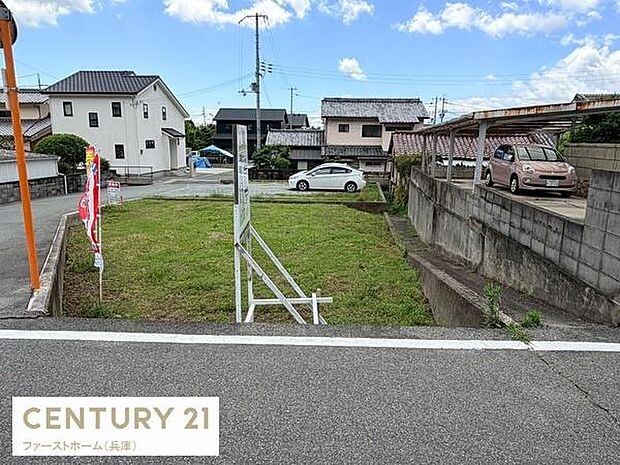 現地土地写真です。道路に面した整形地で車の出入りもスムーズに行えます。静かな住宅街に位置し周囲には整った住環境が広がっています。建築計画が立てやすい平坦な敷地となっています。
